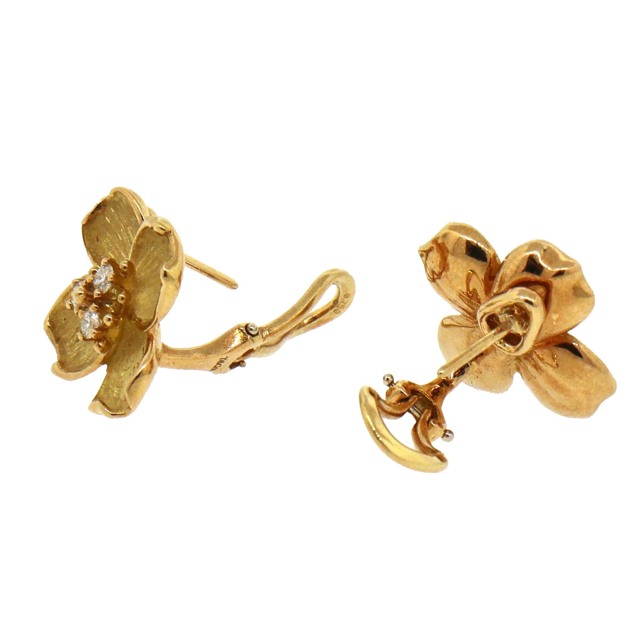 Floraler Stil
Diamant: 0.24 ct twd
Verschluss: Omega-Rücken
Länge: 18 mm
Breite: 15 mm
Gesamtgewicht: 10,85 Gramm
Strukturierte Oberfläche mit tiefen, geschwungenen Blütenblättern mit matter Oberfläche und poliertem Rand