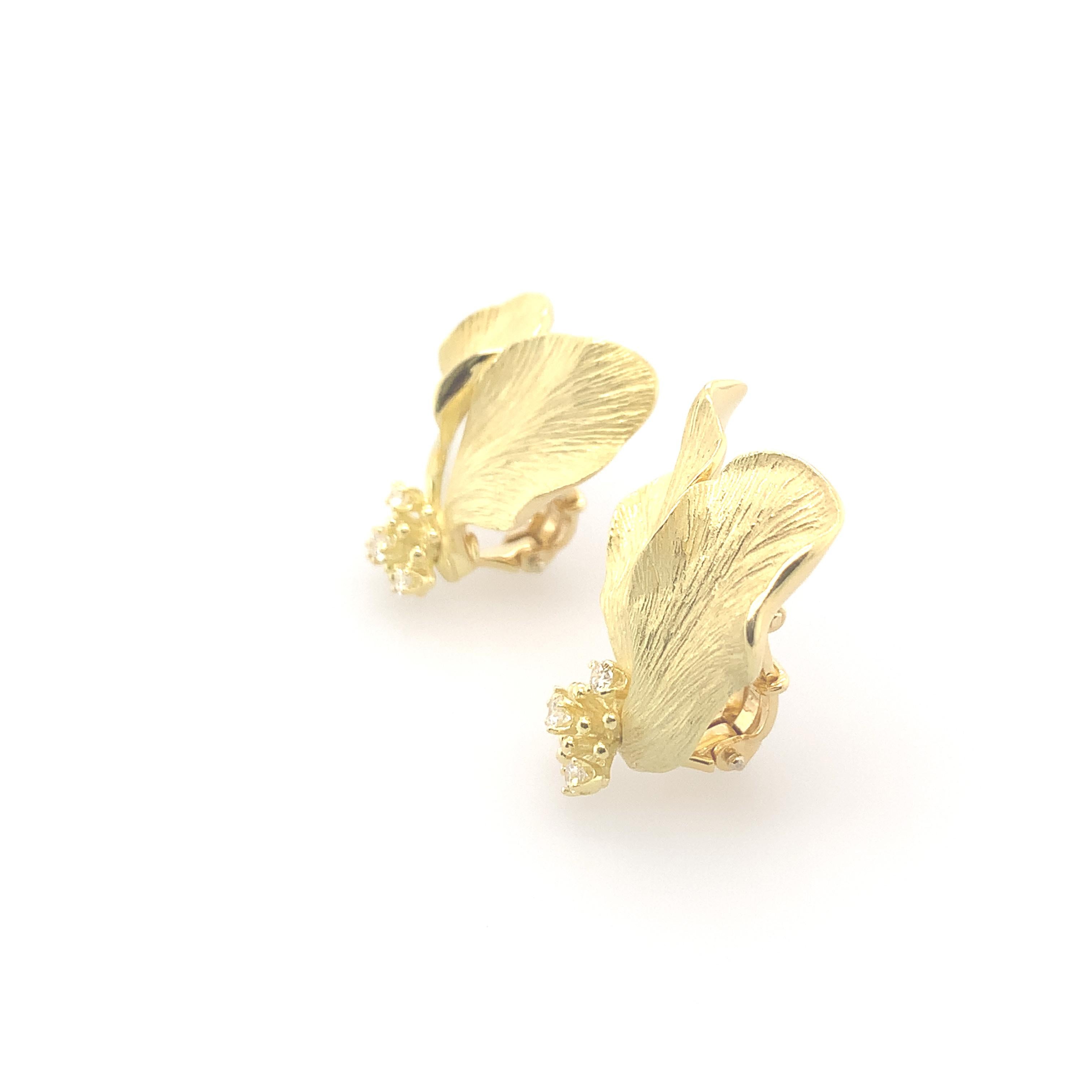 Dieses atemberaubende Paar Ohrringe im Vintage-Stil aus der American Perennials-Kollektion von Tiffany & Co. zeichnet sich durch ein satiniertes Blumenmotiv aus Hartriegel mit Clipverschlüssen aus. Jeder Ohrring ist aus 18-karätigem Gelbgold