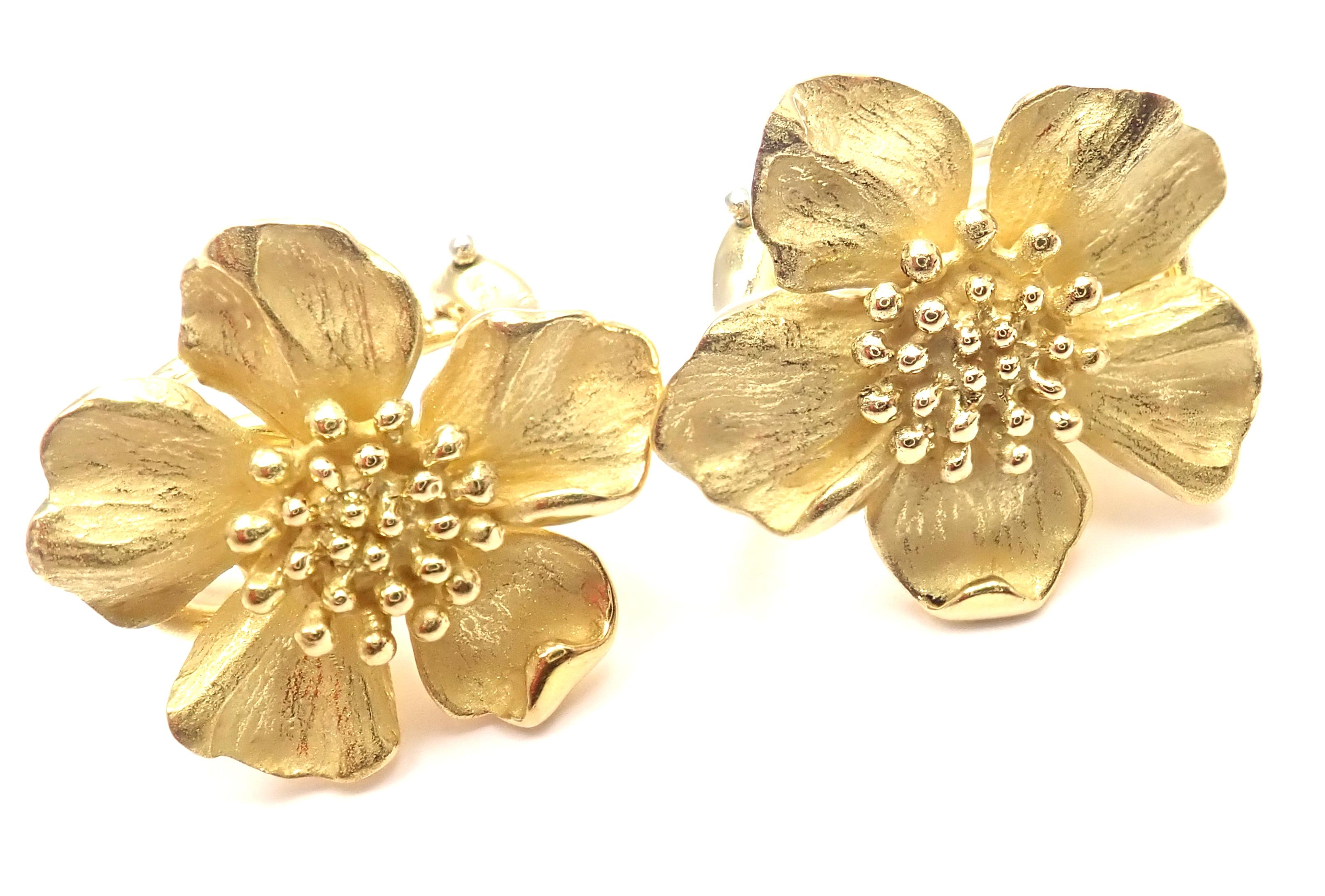 18k Yellow Gold Dogwood Wild Rose Flower Earrings by Tiffany & Co.
These earrings are made for not pierced ears, but can be converted by adding posts.
Details:
Weight: 10.2 grams
Dimensions: 17mm
Stamped Hallmarks: T & Co 750
*Free Shipping within