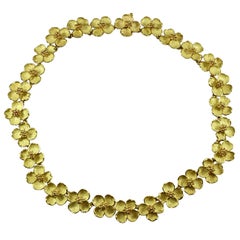 Tiffany & Co. Collier à maillons en forme de fleur en or jaune et bois de chien