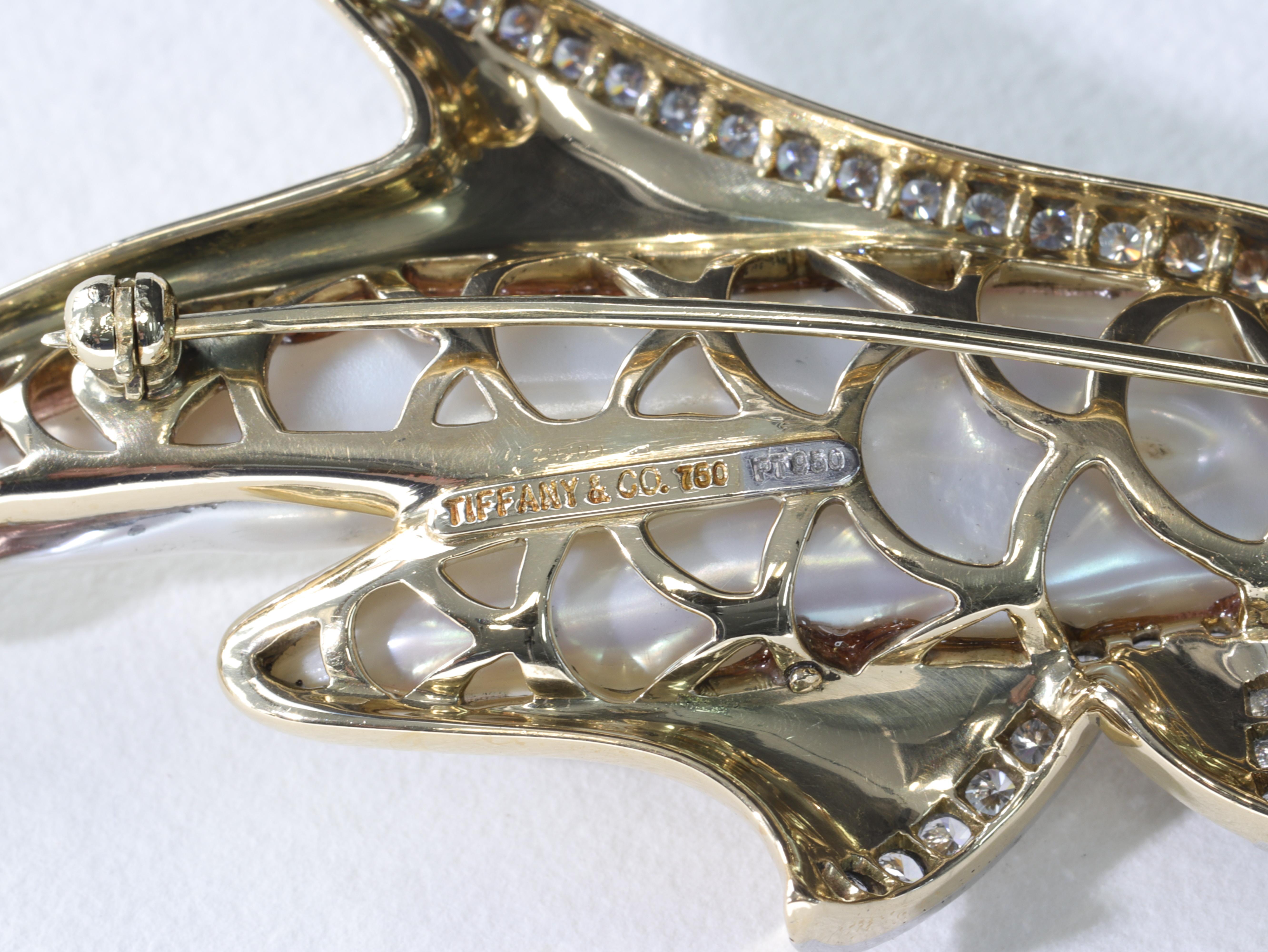 Tiffany & Co. Delphin-Brosche aus Gelbgold und Platin mit natürlichen Perlen und Diamanten (Rundschliff) im Angebot