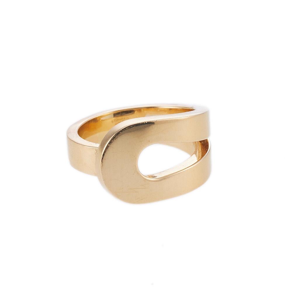 Raro anillo de lazo geométrico de oro de 18 quilates, diseñado por Don Berg para Tiffany & Co. Tamaño del anillo 8,25, la parte superior mide 14 mm de ancho. Marcado: Tiffany & Co, Au750, Italia. El peso es de 16,7 gramos.
