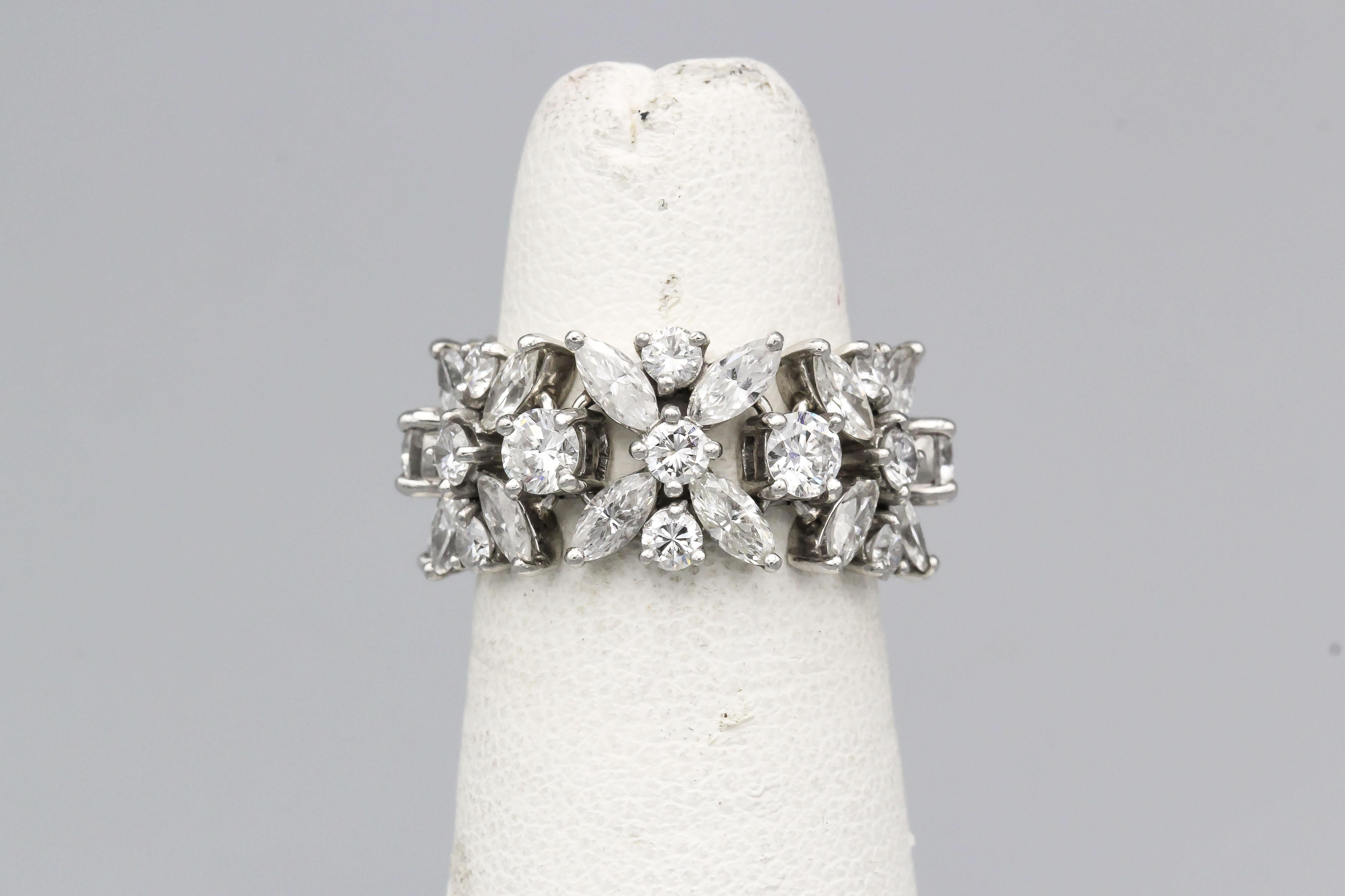 Taille brillant Tiffany & Co. Donald Claflin, bague d'éternité flexible en platine et diamants, taille 5 en vente
