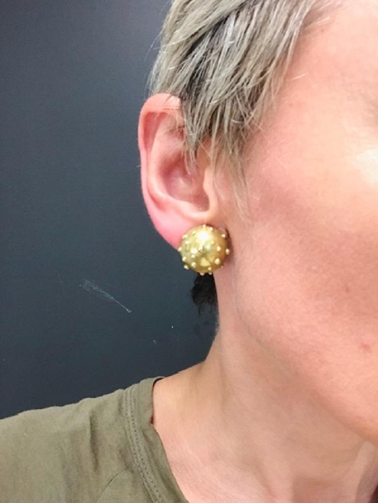 Tiffany & Co. Boucles d'oreilles en or à pois en forme de champignon Excellent état - En vente à Beverly Hills, CA