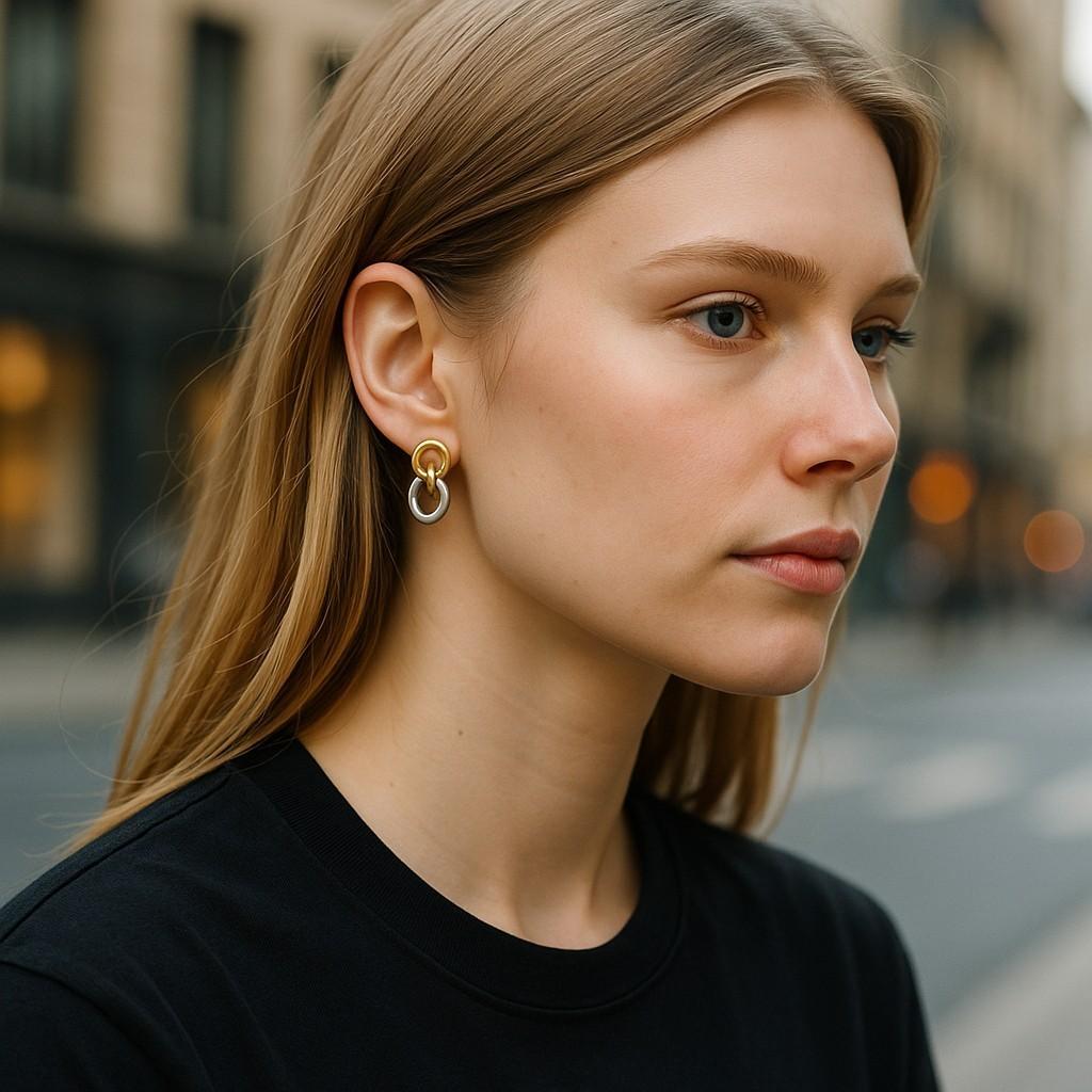 Te presentamos la exquisita colección Tiffany & Co. Pendientes Doble Círculo, una impresionante encarnación de la elegancia y la sofisticación atemporales. Elaborados con meticulosa atención al detalle, estos pendientes son un verdadero testimonio