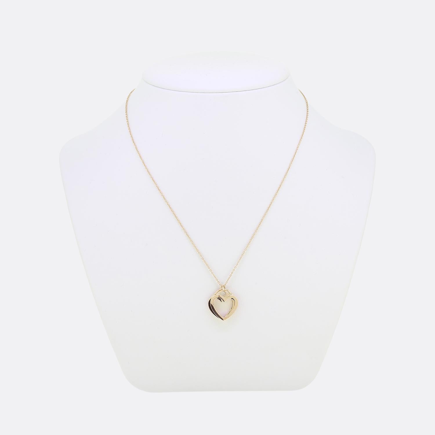 Nous avons ici un magnifique collier du célèbre créateur de bijoux de luxe Tiffany & Co. Le collier comporte deux cœurs ouverts qui peuvent glisser le long de la chaîne. Elle est fabriquée en or rose 18ct et constitue un modèle rare.


Condit :