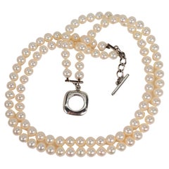 Tiffany & Co. Collier de perles à double rang avec fermoir à bascule en argent sterling, avec pochette et boîte