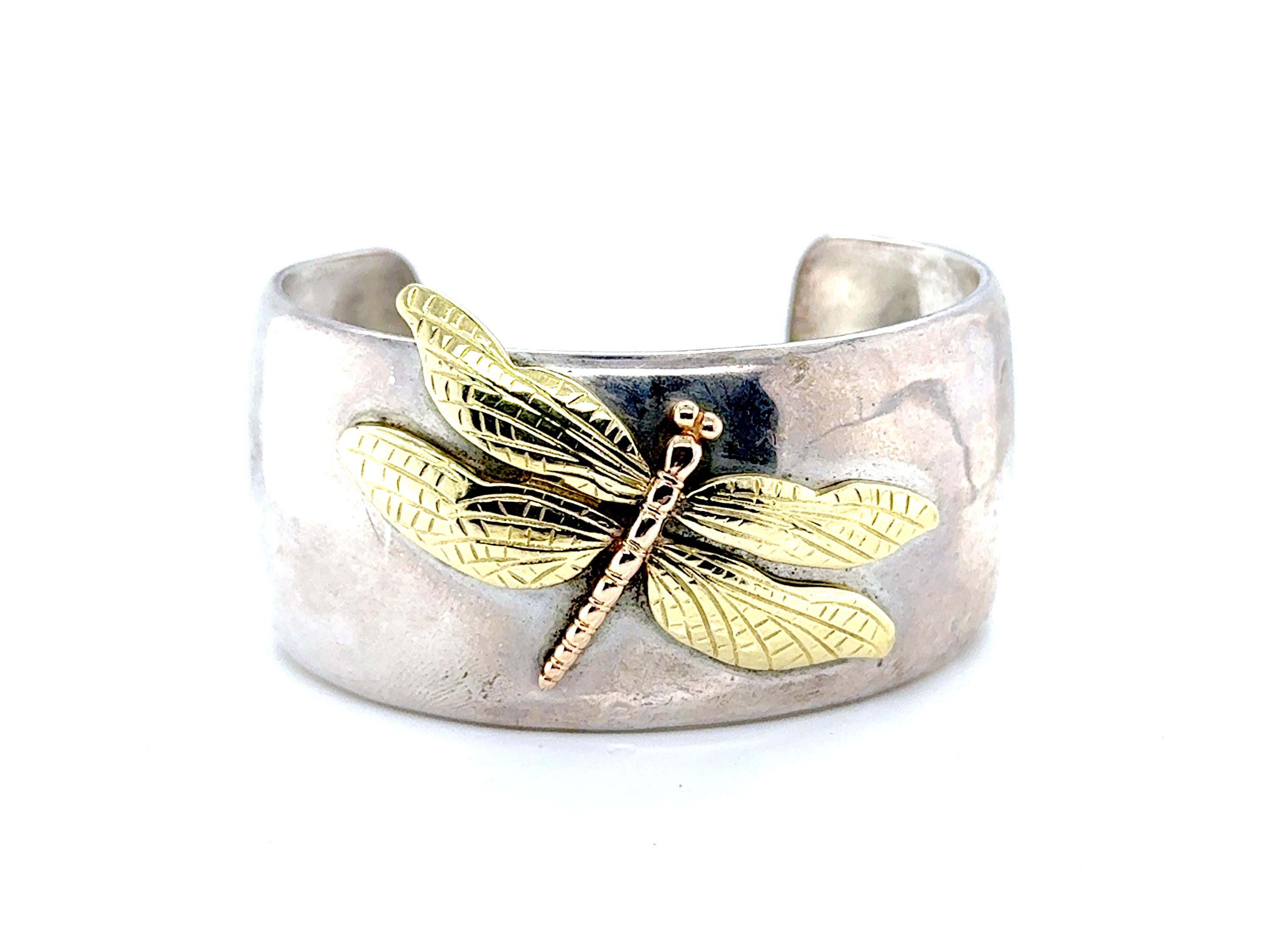 Tiffany & Co. Dragonfly Cuff Bracelet Sterling Silver 18K Rose and Yellow Gold 2001


100% Genuine Tiffany & Co. Dragonfly Cuff Bracelet

Made in 2001

Tri Color Bracelet

Dragonfly Design Made in 18K Rose & Yellow Gold

Sterling Silver 

Excellent
