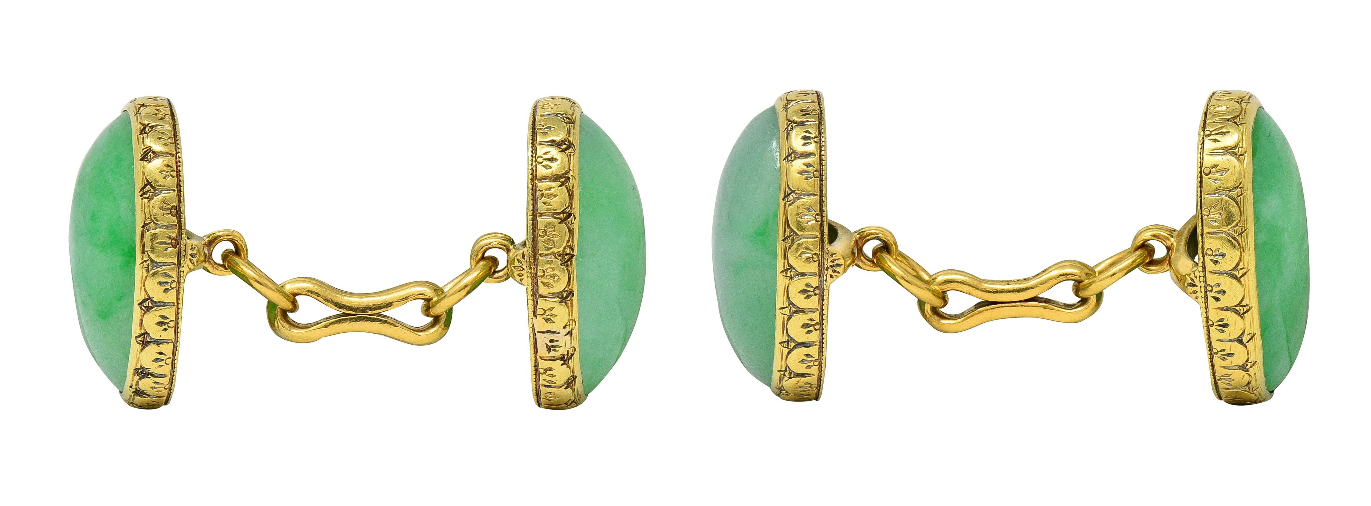 Sono gemelli da polso in stile link che terminano con facce ovali.
Ognuno di essi è centrato da un cabochon di giadeite di 12,0 x 15,0 mm.
Colore verde medio traslucido e vibrante
Con screziature da chiare a scure - incastonatura a castone
Inciso