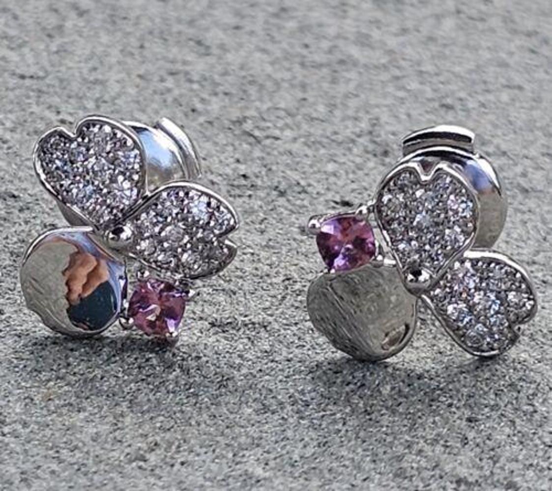 Aggiungi un tocco di eleganza al tuo abbigliamento con questi splendidi orecchini di Tiffany & Co. L'intricato disegno di fiori di carta con scintillanti spinelli rosa e pavé di diamanti con montatura in metallo platino lo rende un'aggiunta perfetta
