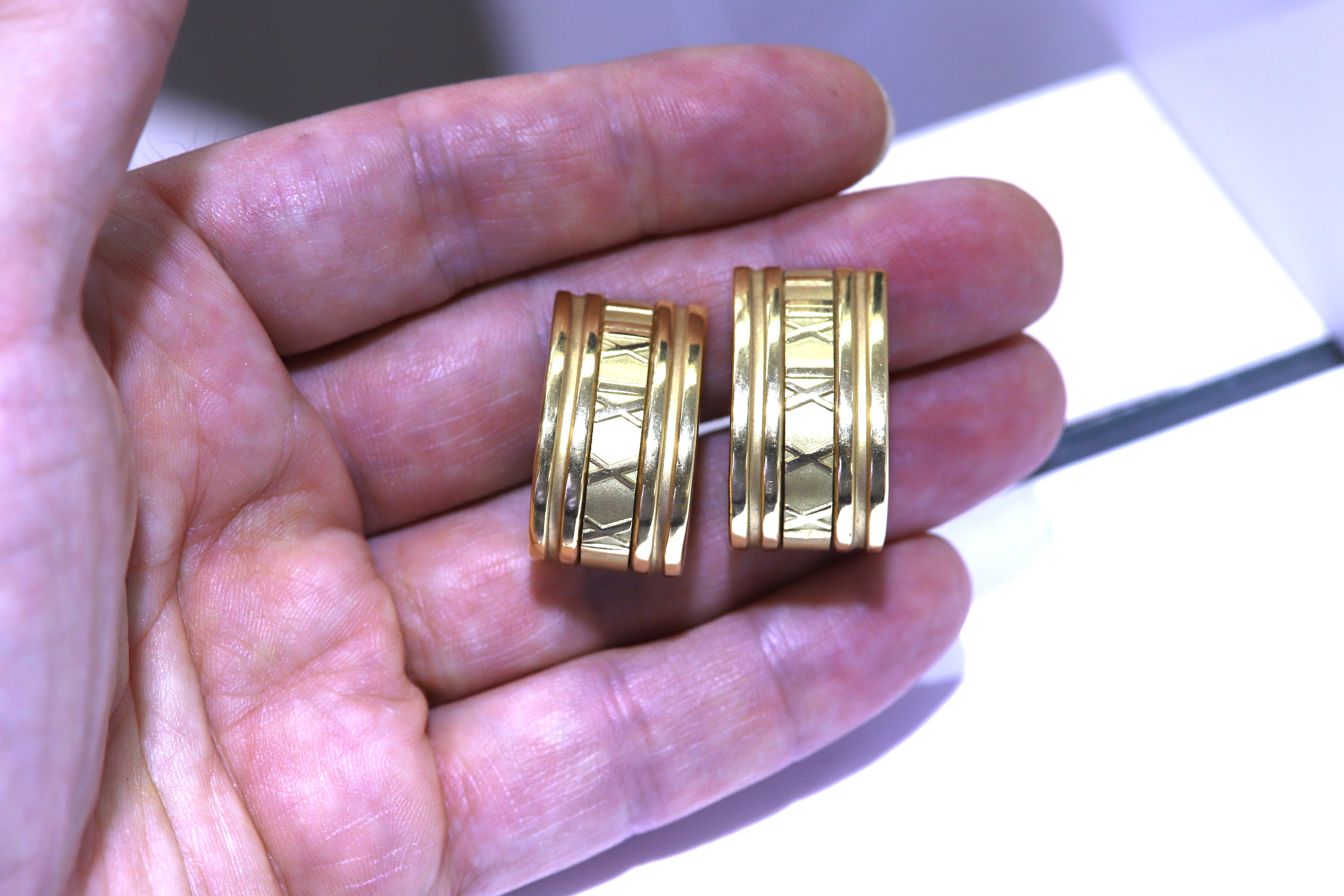 Tiffany & Co. Boucles d'oreilles en or jaune 18 carats avec chiffres romains en vente 1