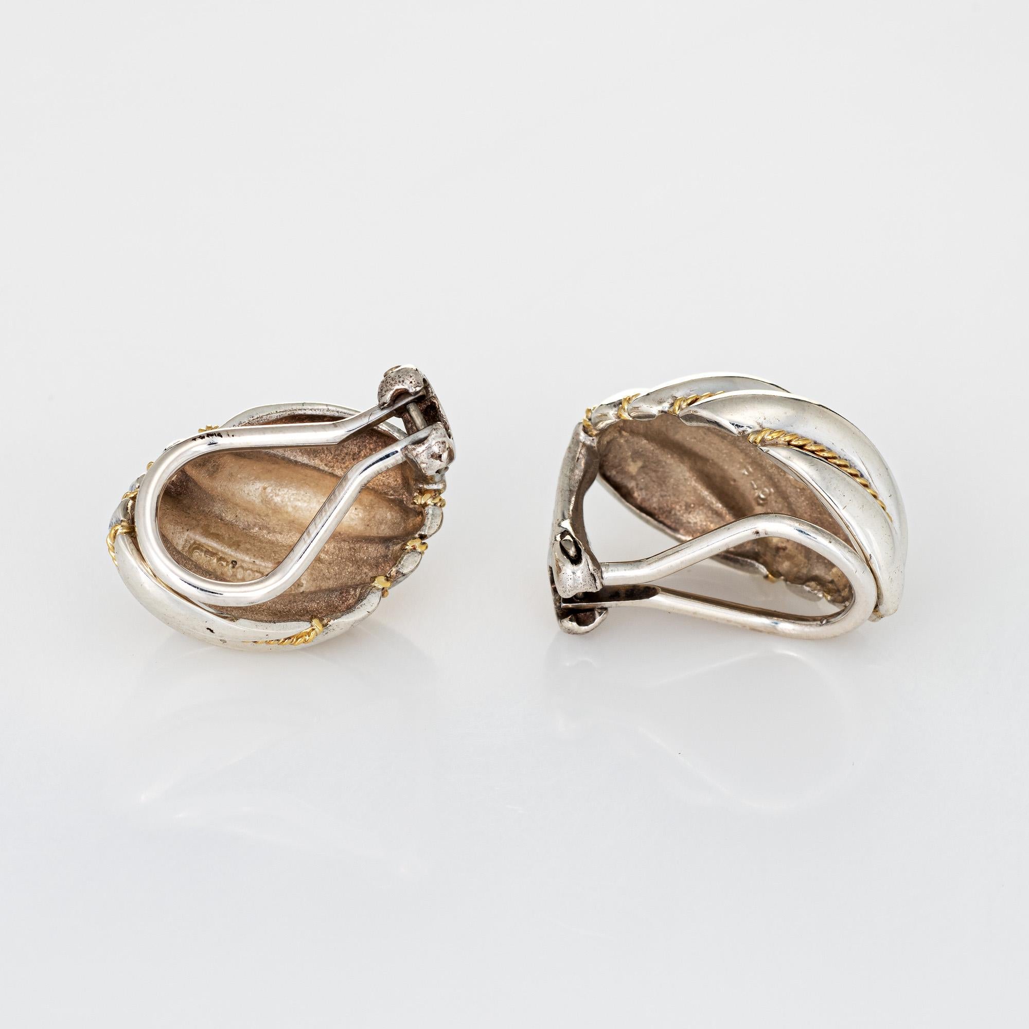Elegantes Paar Vintage Tiffany & Co 18k Gold & Sterling Silber Ohrringe. 

Die Ohrringe sind im Kuppelstil gefertigt und mit einem 18-karätigen Seil versehen:: das in das geriffelte Design eingebettet ist. Die Ohrringe sind mit einem doppelten