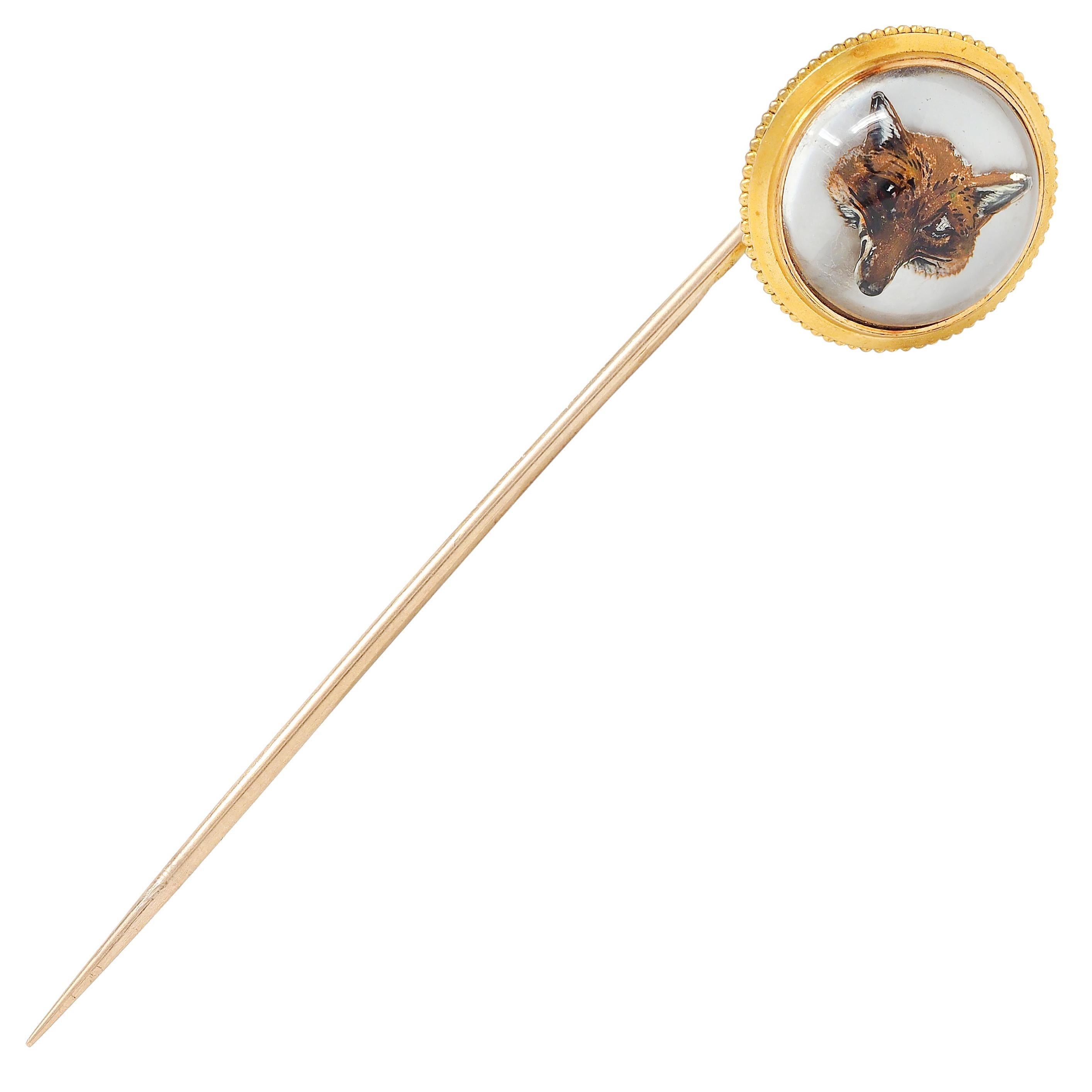 Al centro un quarzo di cristallo Essex incastonato che misura 11.5 mm di forma rotonda.
Incolore e scolpito al rovescio con cammeo dipinto di una testa di volpe
La vernice è nera, arancione, bianca e marrone opaca, con supporto in madreperla.
Colore