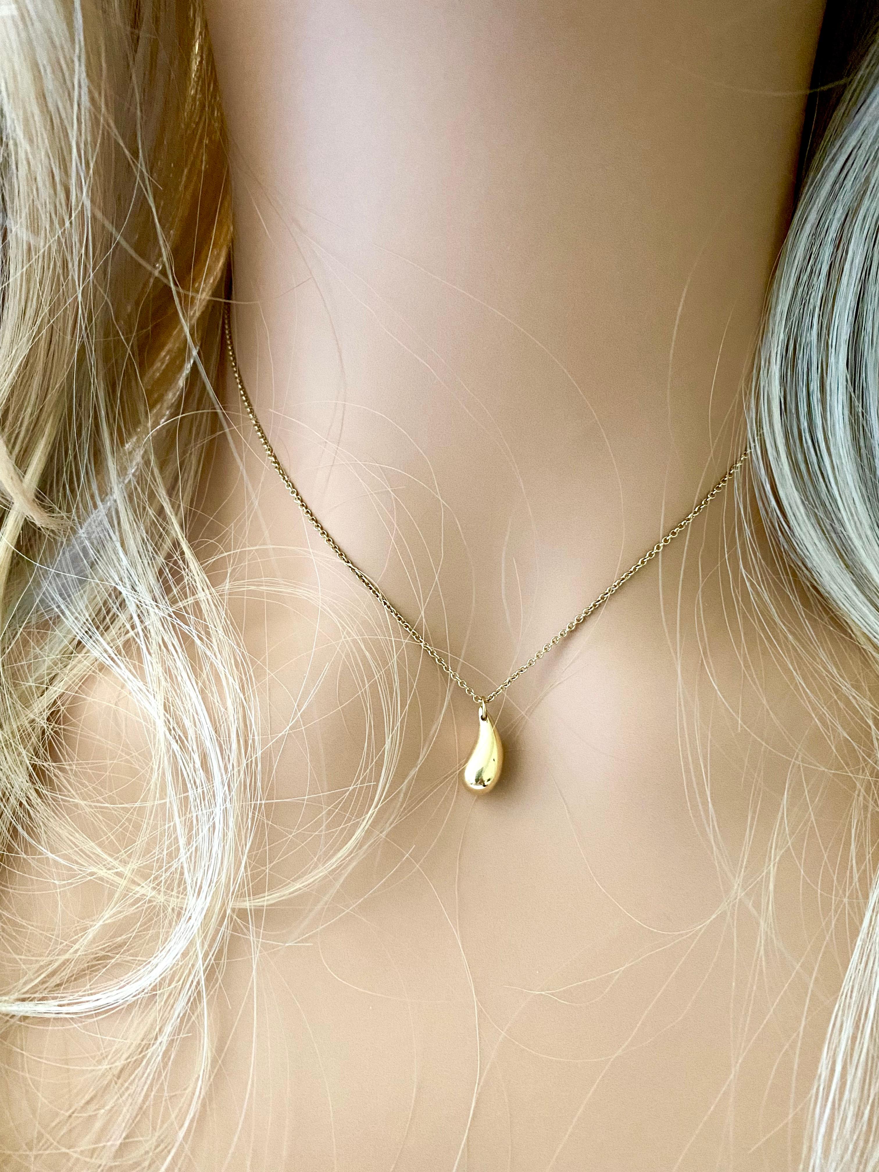 Women's or Men's Tiffany Co Eighteen Karat Gold Elsa Peretti Teardrop 0.60 Inch Pendant Necklace