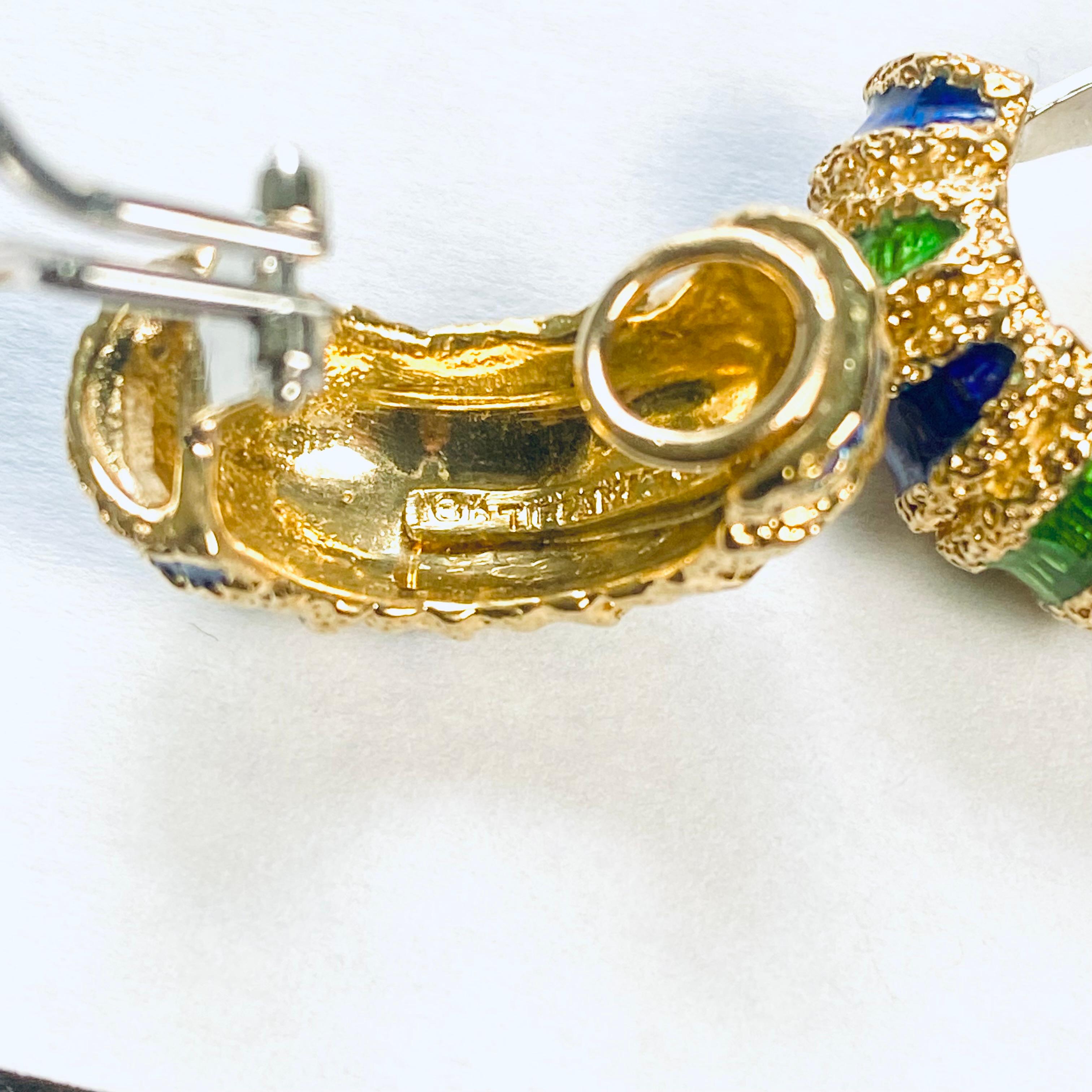 Vintage Tiffany 18 Karat Gold Rare Swirl Blue Green Enamel Texture Hoop Earrings In Good Condition In New York, NY