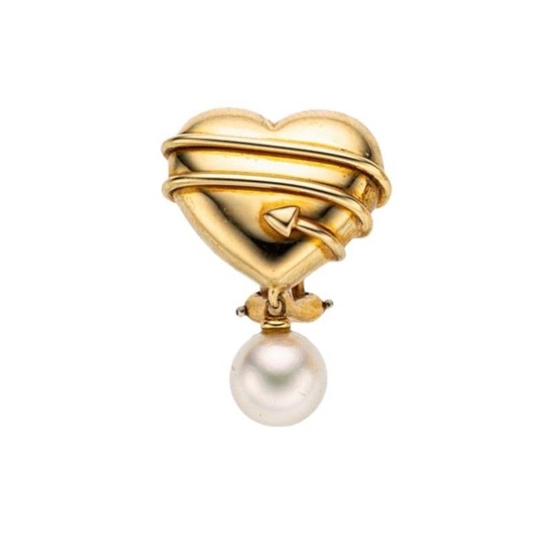 Die Ohrringe von Tiffany & Co sind ein wunderschönes Schmuckstück, das 10,7 Gramm wiegt und aus massivem 18k Gelbgold gefertigt ist. 
Das elegante Design zeichnet sich durch eine 7 mm große Perle aus, die dem Schmuckstück einen Hauch von Raffinesse