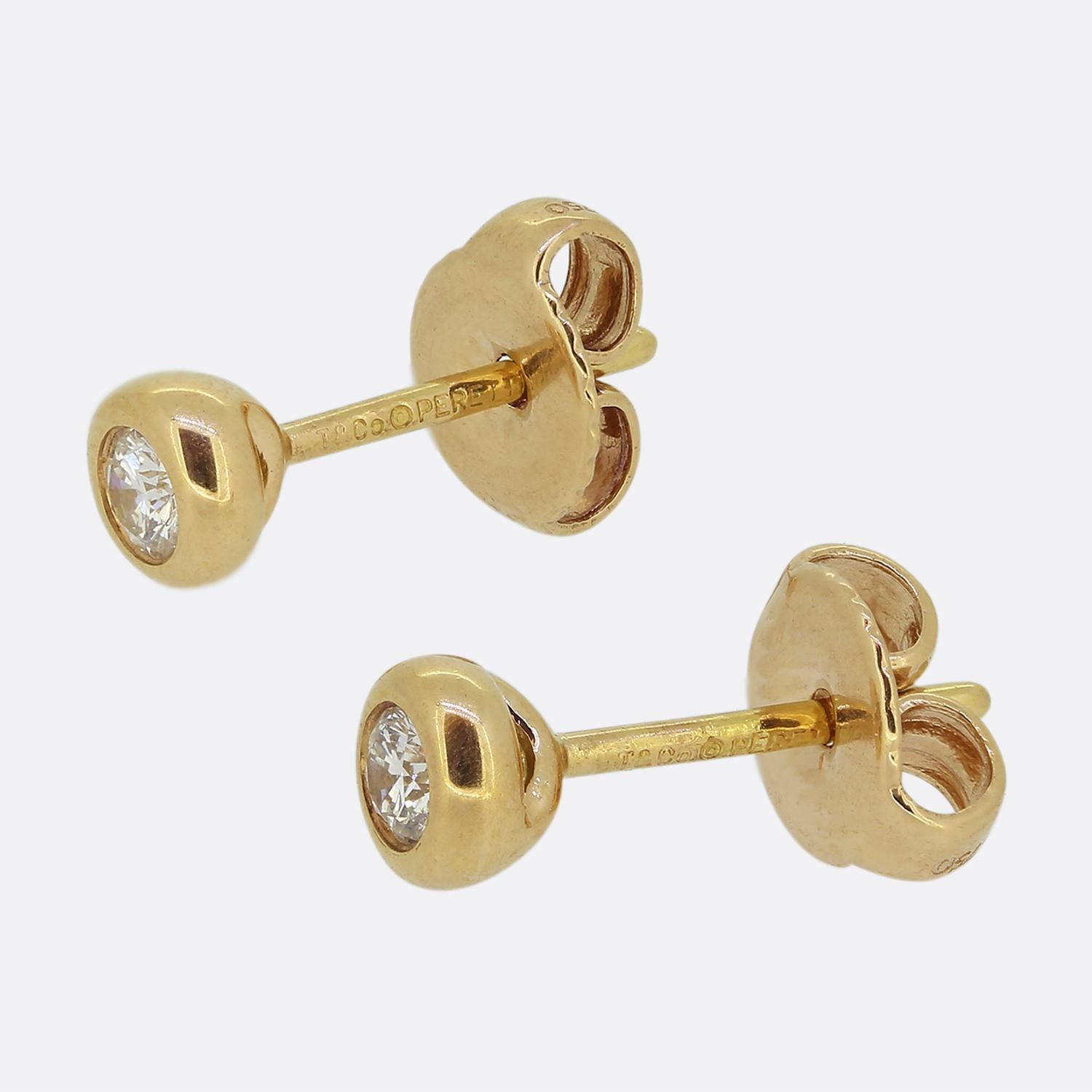 Here we have a modern take on classic pair of diamond stud earrings from the world renowned jewellery designer, Tiffany & Co. A rich 18ct rose gold bezel setting plays host to a single round brilliant cut diamond before each piece is finished with