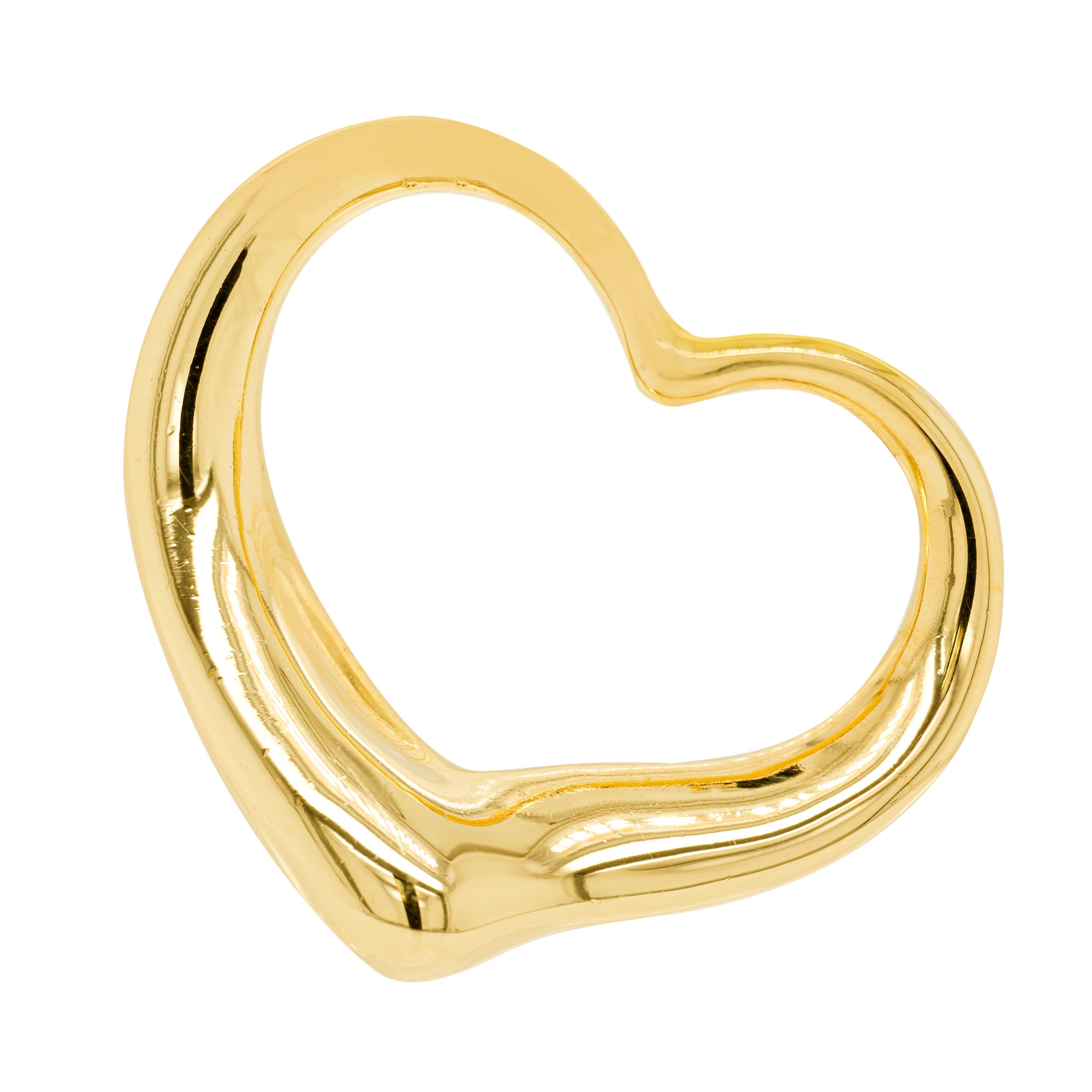 This classic and timeless pendant by Tiffany & Co. from the iconic Elsa Peretti collection is crafted from solid high-polish 18 carat yellow gold and beautifully designed as the stylised outline of a heart. The elegant pendant measures approximately