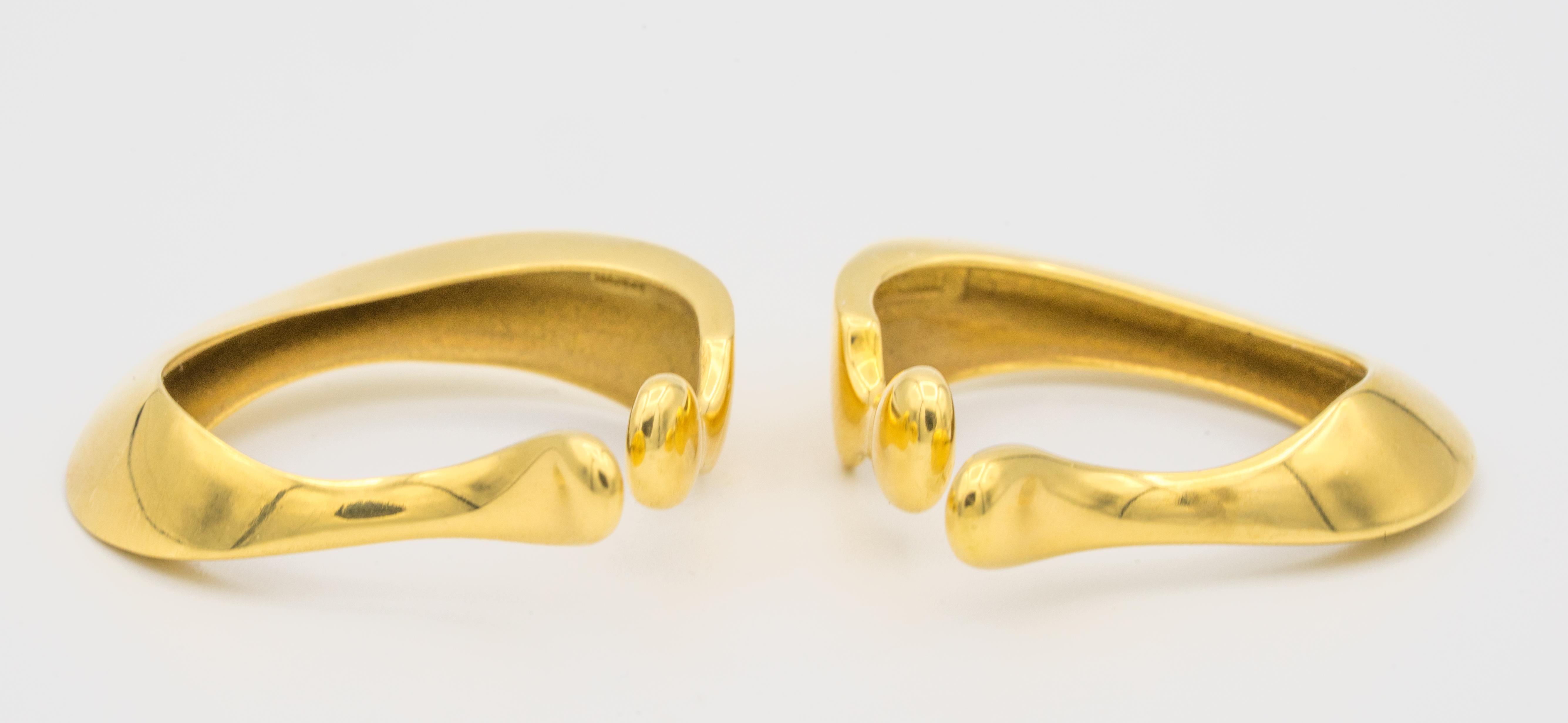 Tiffany & Co. Elsa Peretti cuff earrings in 18 Karat yellow gold
Designer: Elsa Peretti for Tiffany & Co.
Metal: 18K Yellow Gold 
Measurements: 1.25 Inches High x 1.25 inches Wide
Weight: 18.1 Grams
Hallmark: TIFFANY & CO , PERETTI , 18K

Fits
