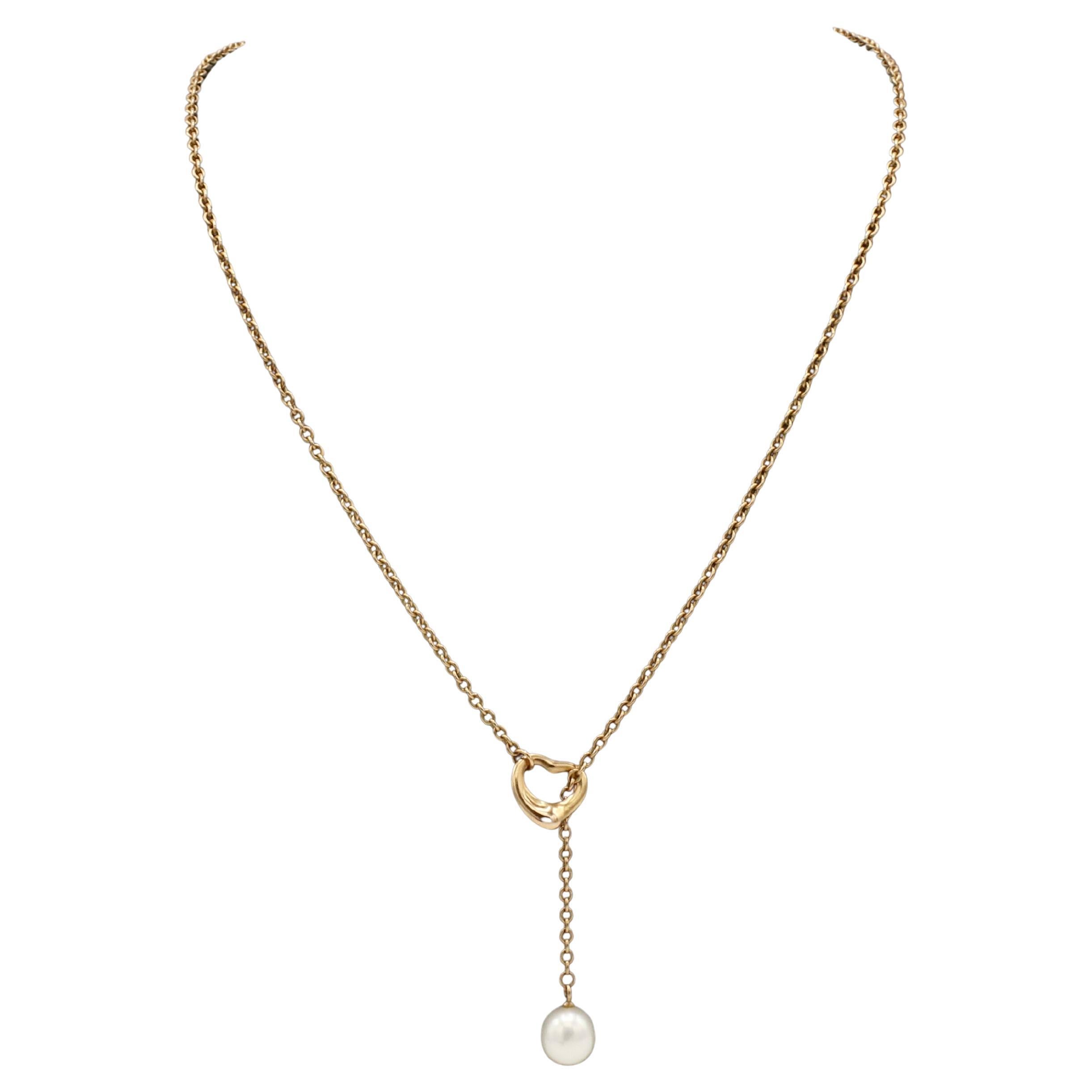 Tiffany & Co. Collar Elsa Peretti de oro rosa de 18 quilates con forma de lazo de corazón abierto 
Metal: oro rosa de 18 quilates
Peso: 7.67 gramos
Corazón: 11 mm
Perla: 8 mm
Firmado: ©Peretti SPAIN Au750 ©Tiffany & Co. 
Longitud: 19 pulgadas
Venta