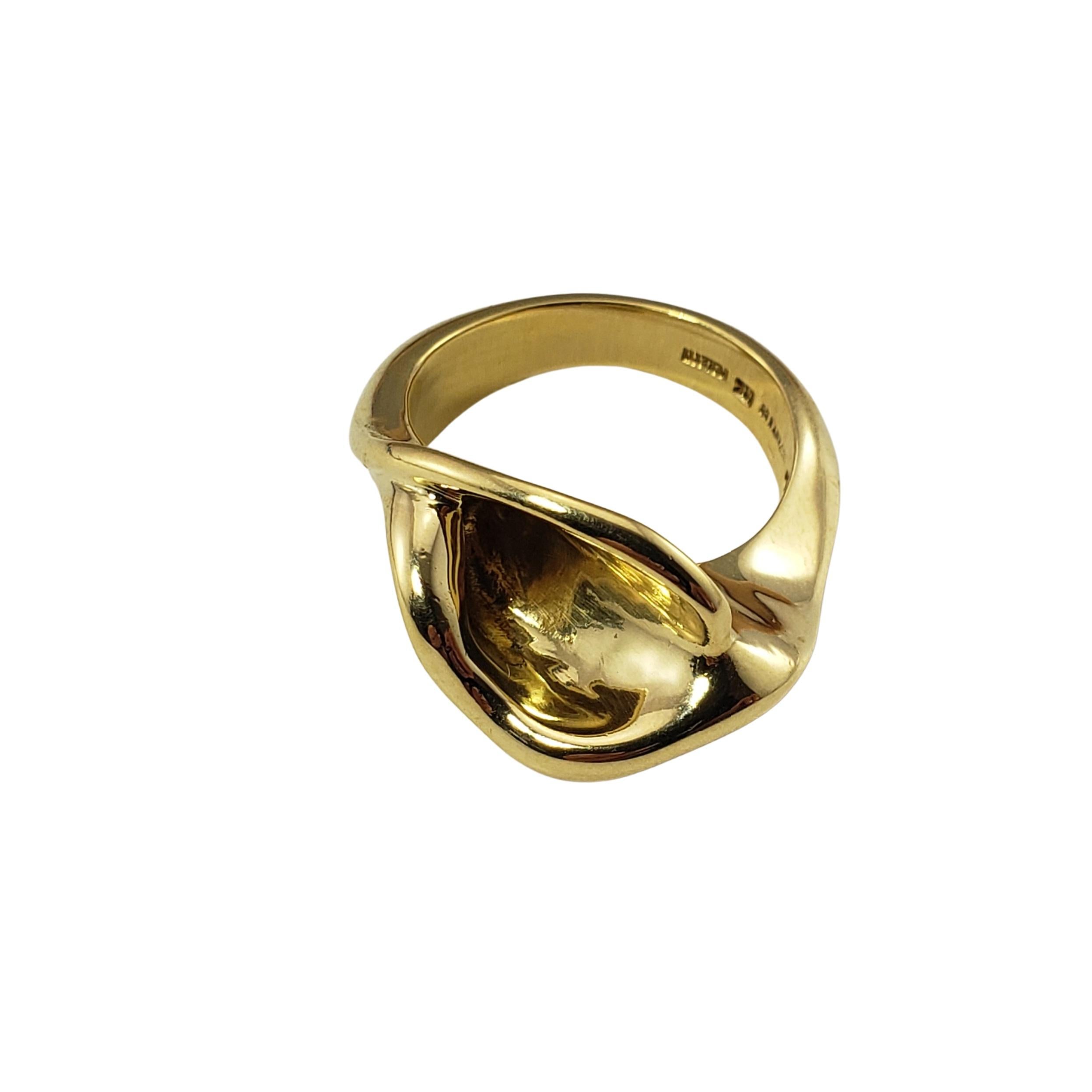 Tiffany & Co Elsa Peretti 18 Karat Yellow Gold Calla Lily Ring Size 5.75-

This graceful calla lily ring by Elsa Peretti for Tiffany is crafted in meticulously detailed 18K yellow gold.  Width:  12 mm.  Shank:  4 mm.

Ring Size:  5.75

Weight:  5.7