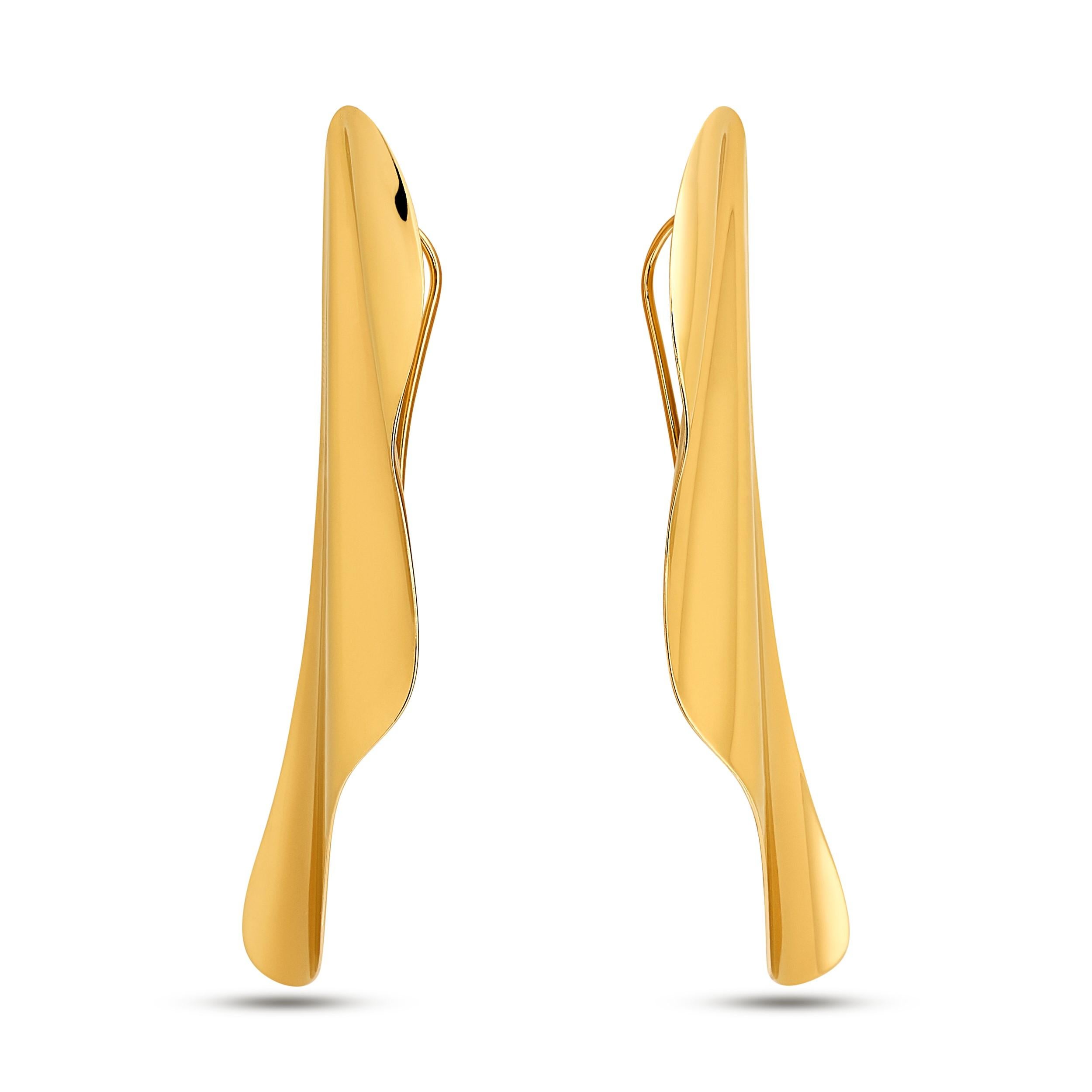 These iconic earrings, designed by the legendary Elsa Peretti, capture the essence of the ocean's ebb and flow. Crafted in 18 karat yellow gold, the folded fan design evokes the image of a wave cresting and breaking. The earrings' delicate yet
