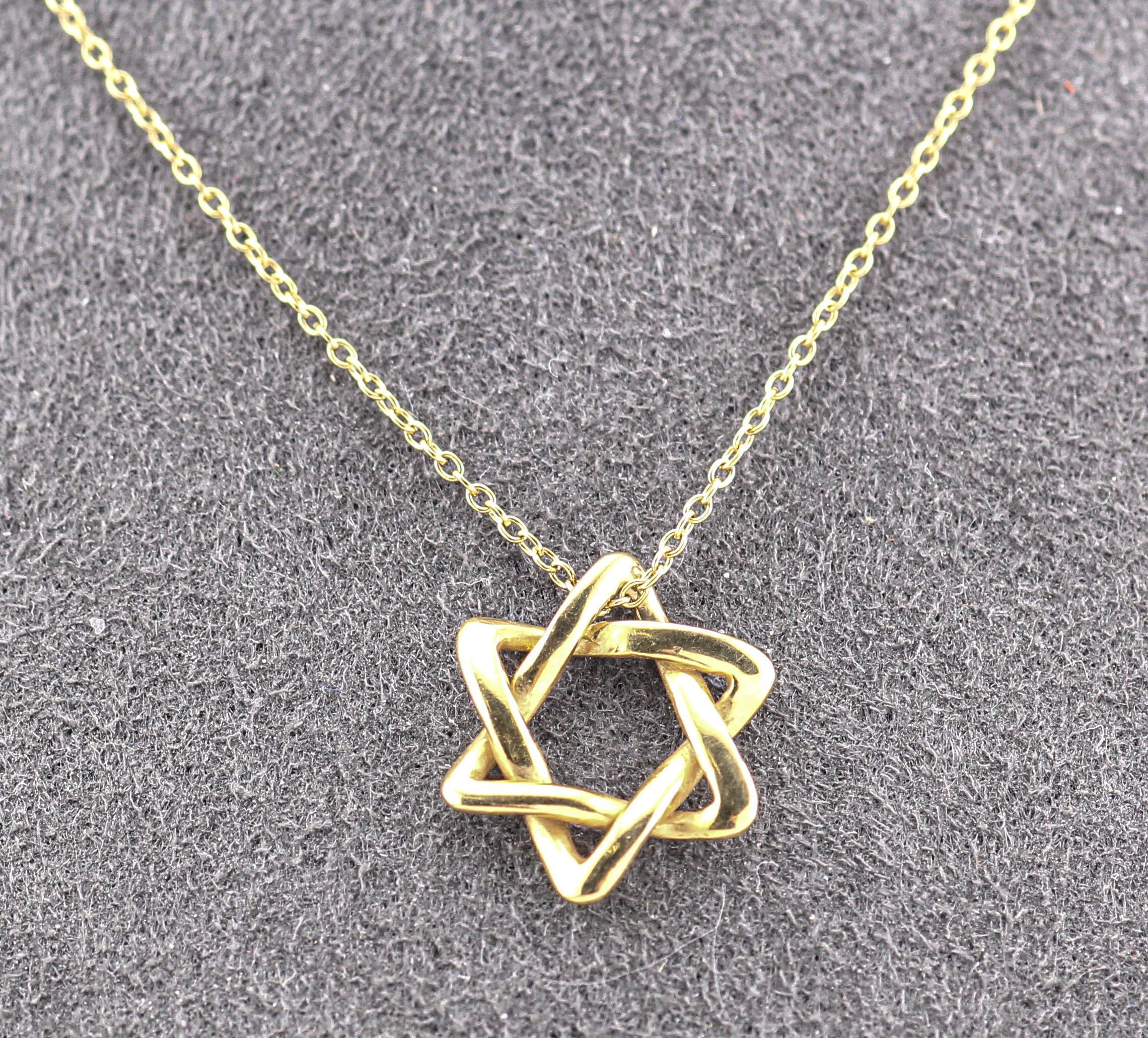 Tiffany & Co. Elsa Peretti 18K Gold 12mm Small Star of David Pendant Necklace In Good Condition In Simpsonville, SC