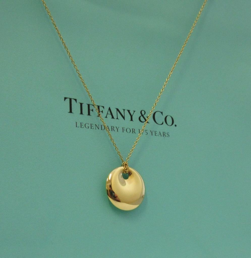TIFFANY & Co. Elsa Peretti 18K Gold 14mm Round Pendant Necklace In Excellent Condition For Sale In Los Angeles, CA