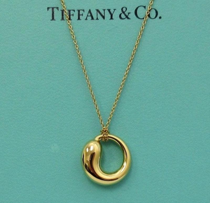 TIFFANY & Co. Elsa Peretti, collana con ciondolo a forma di cerchio eterno in oro 18 carati da 15 mm, medio In condizioni Nuovo in vendita a Los Angeles, CA