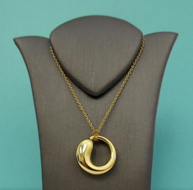 Donna TIFFANY & Co. Elsa Peretti, collana con ciondolo a forma di cerchio eterno in oro 18 carati da 15 mm, medio in vendita
