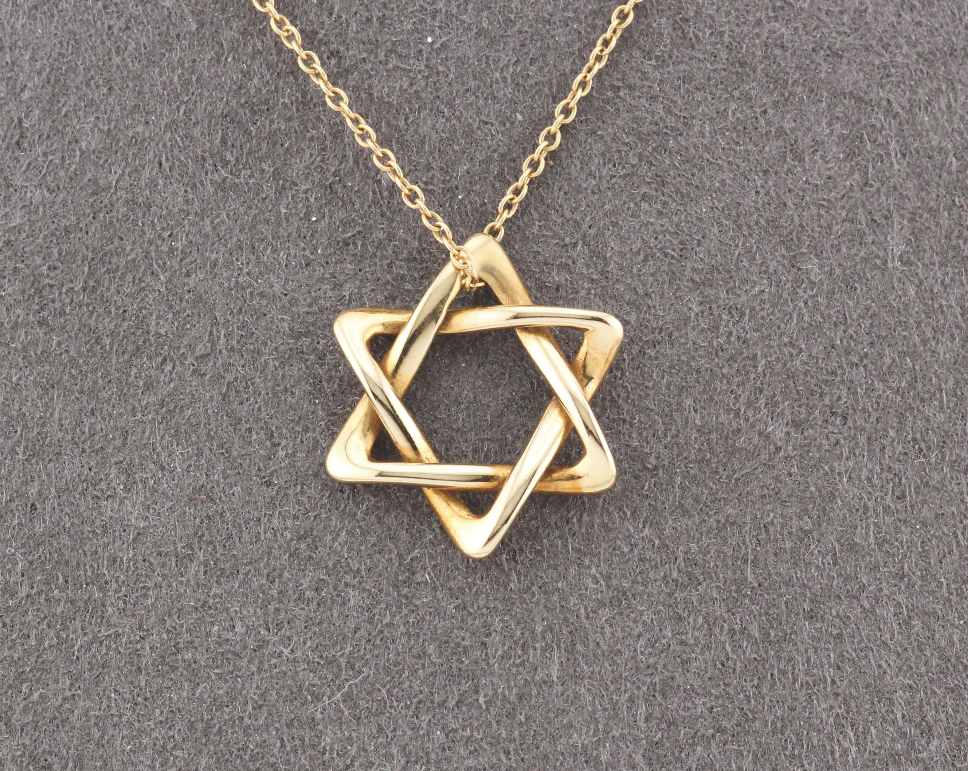 Présentation de la collection Tiffany & Co. Elsa Peretti Star of David Large 18k Yellow Gold Pendant Necklace, un magnifique symbole de foi, d'art et de luxe. Ce bijou exquis est un véritable chef-d'œuvre qui capture l'essence d'un design intemporel
