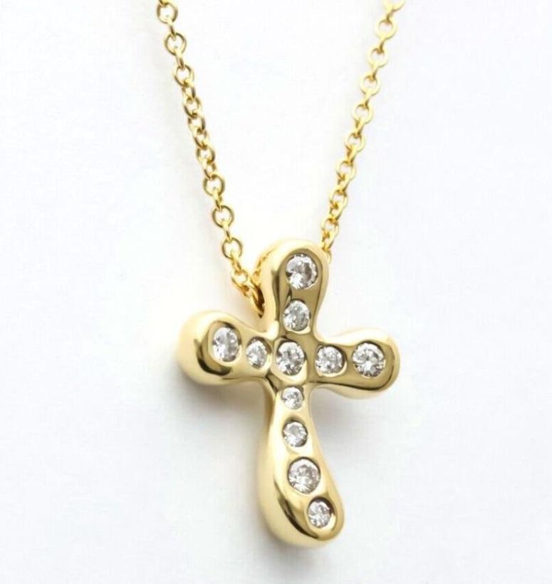 Taille ronde TIFFANY & Co. Elsa Peretti Collier pendentif croix en or 18K avec diamant de 0,20ct en vente