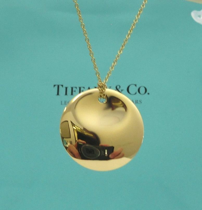 TIFFANY & Co. Elsa Peretti 18 Karat Gold 24 mm Halskette mit rundem Anhänger im Zustand „Hervorragend“ im Angebot in Los Angeles, CA