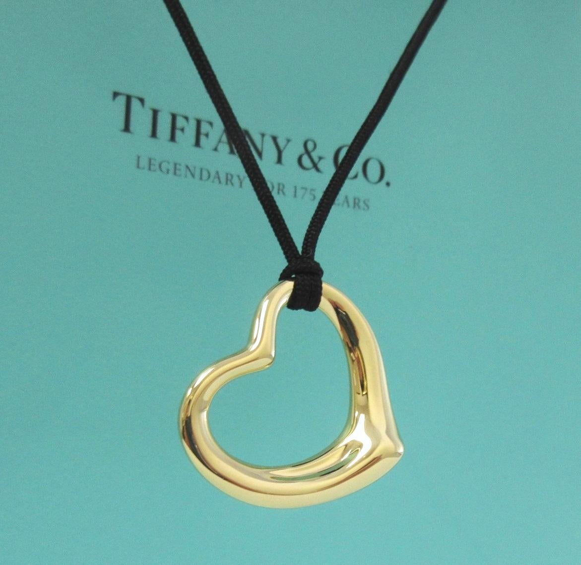 TIFFANY & Co. Collana con ciondolo a cuore aperto Elsa Peretti in oro 18 carati da 27 mm

Metallo: Oro giallo 18 carati
Oro Peso: 7,20 grammi
Ciondolo: 27 mm di larghezza 
Cordoncino di seta: 16