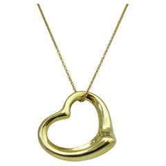 TIFFANY & Co. Elsa Peretti Collier pendentif cœur ouvert de 27 mm en or 18 carats