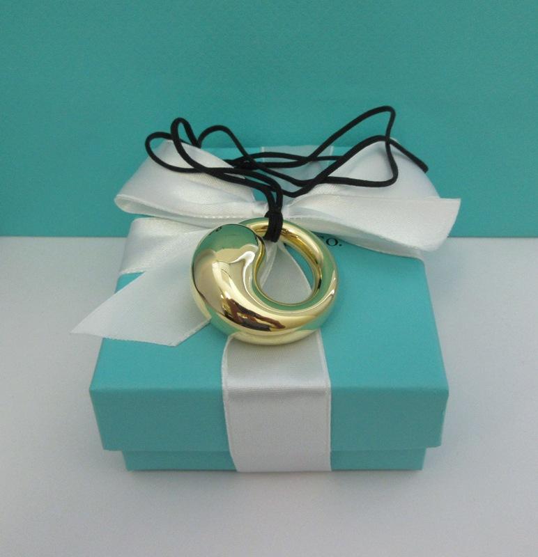 TIFFANY & Co. Elsa Peretti 18K Gold 35mm Eternal Circle Pendant Necklace XL In New Condition For Sale In Los Angeles, CA
