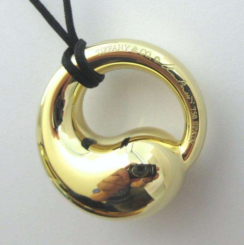 TIFFANY & Co. Elsa Peretti 18K Gold 35mm Eternal Circle Pendant Necklace XL For Sale 1