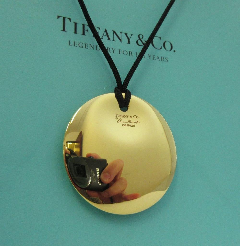 TIFFANY & Co. Elsa Peretti 18 Karat Gold 35 mm Halskette mit rundem Anhänger

 Metall: 18K Gelbgold
 Gewicht Gold: 11.30 Gramm
 Anhänger: 35mm(1.38