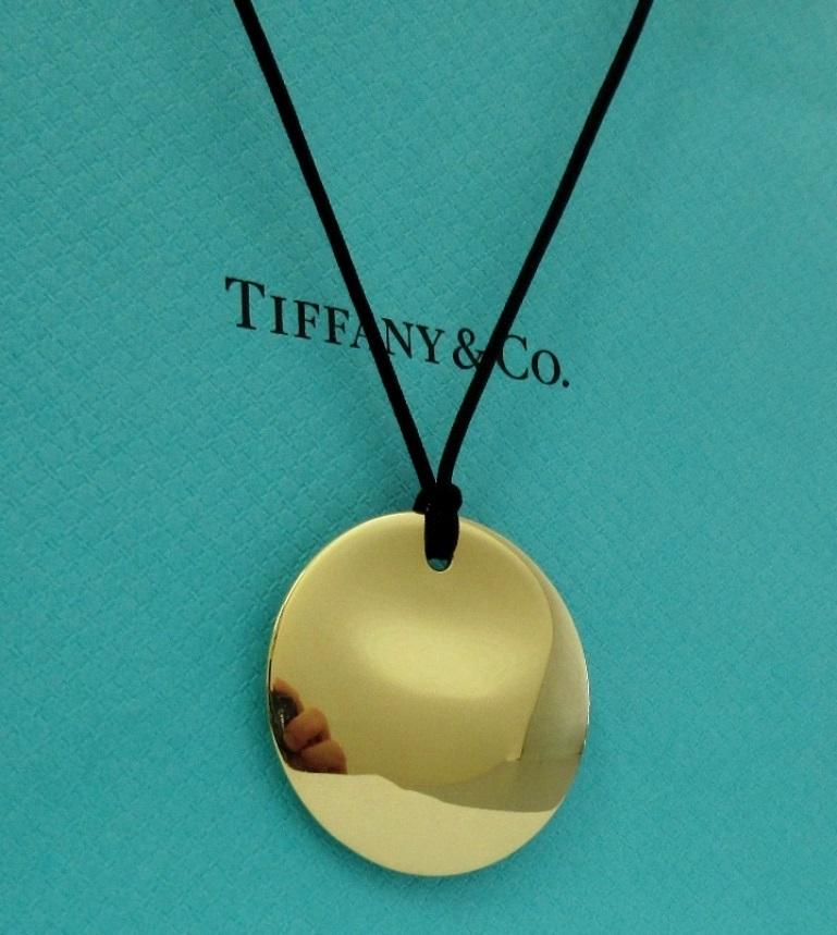 TIFFANY & Co. Elsa Peretti 18K Gold 35mm Round Pendant Necklace In New Condition For Sale In Los Angeles, CA