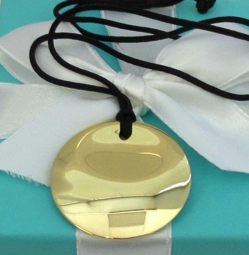 TIFFANY & Co. Elsa Peretti 18 Karat Gold 35 mm Halskette mit rundem Anhänger im Angebot 1