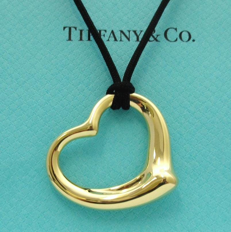 TIFFANY & Co. Elsa Peretti, collier pendentif cœur ouvert de 36 mm en or 18 carats

Métal : Or jaune 18K
Or Poids : 10.80 grammes
Pendentif : 36 mm de large 
Corde en soie : 16