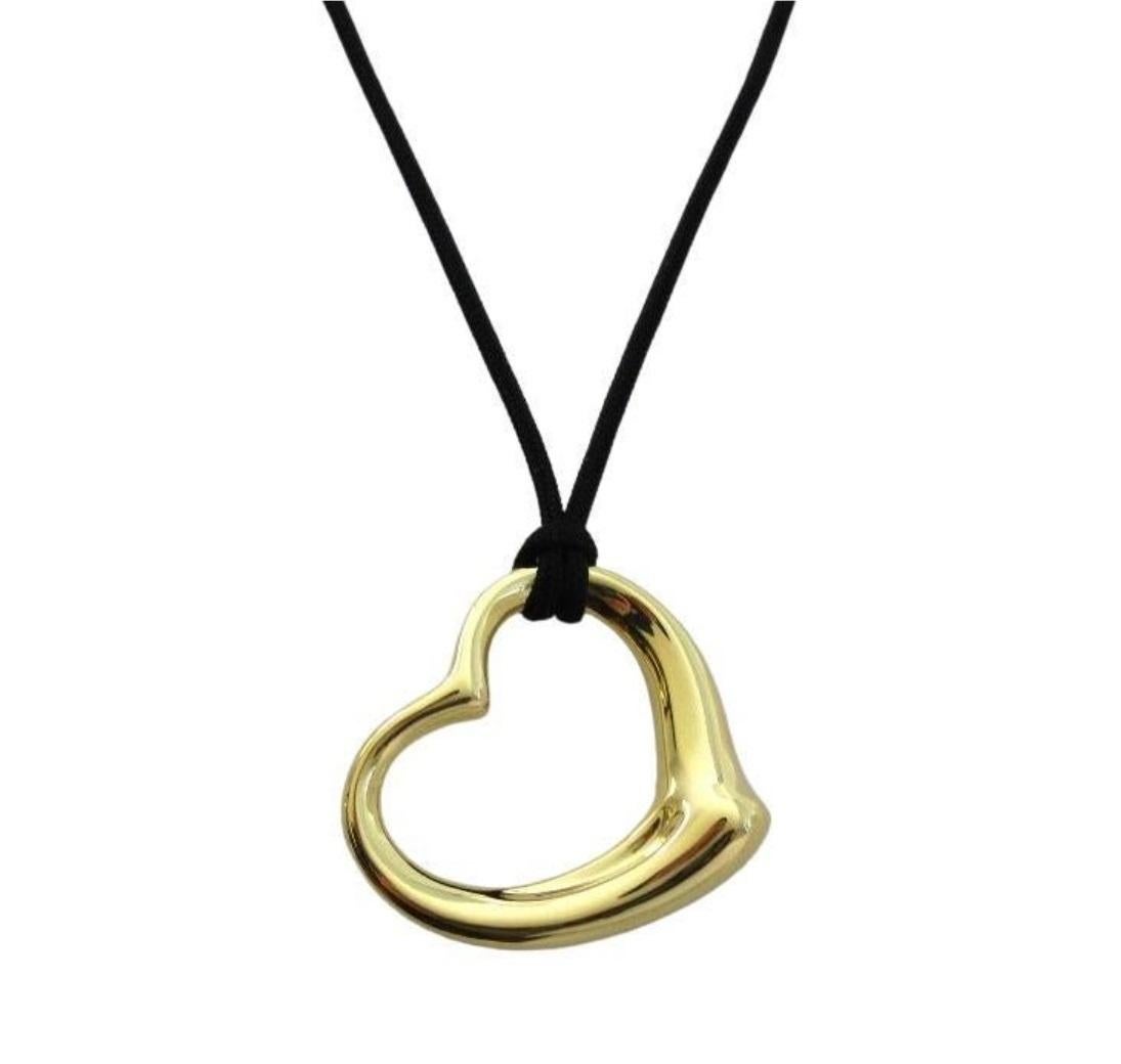 TIFFANY & Co. Collana con ciondolo a cuore aperto Elsa Peretti in oro 18 carati 36 mm

Metallo: Oro giallo 18 carati
Peso dell'oro: 10,10 grammi
Ciondolo: Larghezza 36 mm 
Cordoncino di seta: 18