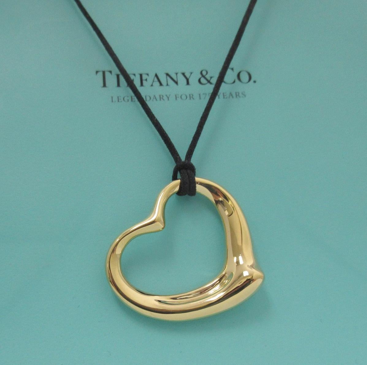 TIFFANY & Co. Collana con ciondolo a cuore aperto Elsa Peretti in oro 18 carati 36 mm In condizioni ottime in vendita a Los Angeles, CA