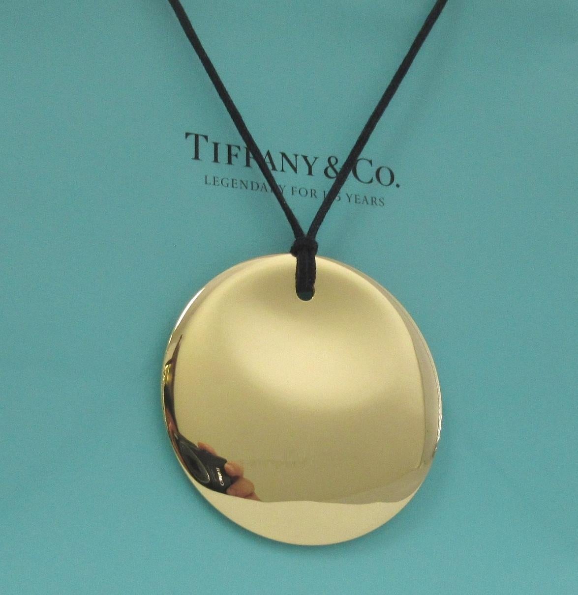 TIFFANY & Co. Collana con ciondolo rotondo da 50 mm in oro 18 carati Elsa Peretti XL

Metallo: oro 18 carati
Oro Peso: 21.40 grammi
Ciondolo: Diametro di 50 mm (1,97