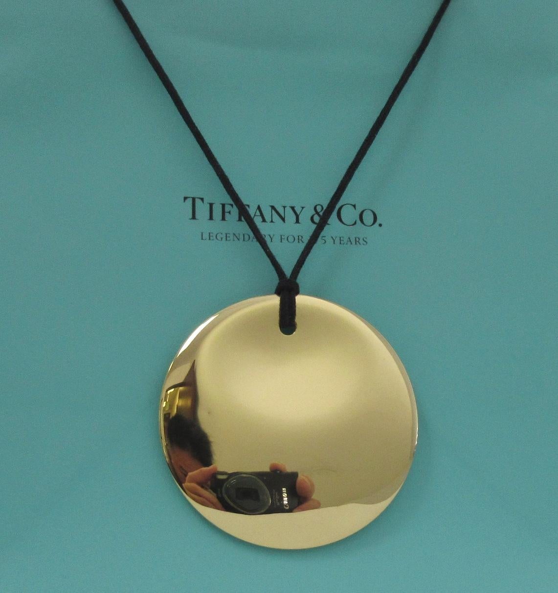 TIFFANY & Co. Collana con ciondolo rotondo da 50 mm in oro 18 carati Elsa Peretti XL In condizioni ottime in vendita a Los Angeles, CA