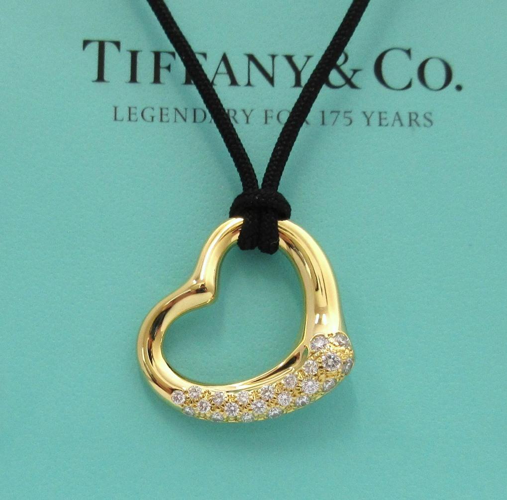 TIFFANY & Co. Collier Elsa Peretti en or 18K avec diamant et pendentif en forme de cœur ouvert de 22 mm 

Métal : Or jaune 18K
Poids de l'or : 6,40 grammes
Pendentif : 22 mm de large 
Corde en soie : 18