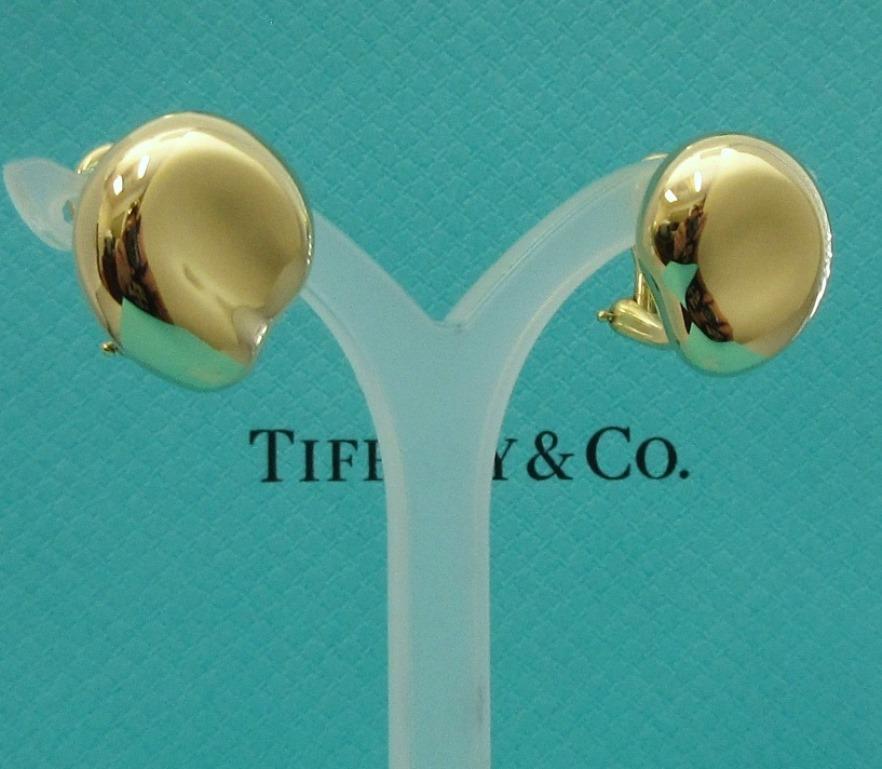 TIFFANY & Co. Elsa Peretti 18K Gold Free Form Clip-On Earrings Large

Metal: 18K yellow gold
Weight: 13.20 grams
Measurement: 17mm X 15mm, large size
Hallmark: ©Elsa Peretti TIFFANY&Co. 750
Condition: Like new, come with Tiffany pouch, box and