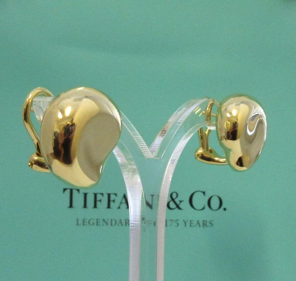 TIFFANY & Co. Elsa Peretti 18K Gold Free Form Earrings Medium

Metal: 18K yellow gold
Weight: 9.80 grams
Measurement: 16mm high X 14mm wide, medium size
Hallmark: ©TIFFANY&CO. Elsa Peretti 750
Condition: Like new, come with Tiffany pouch and