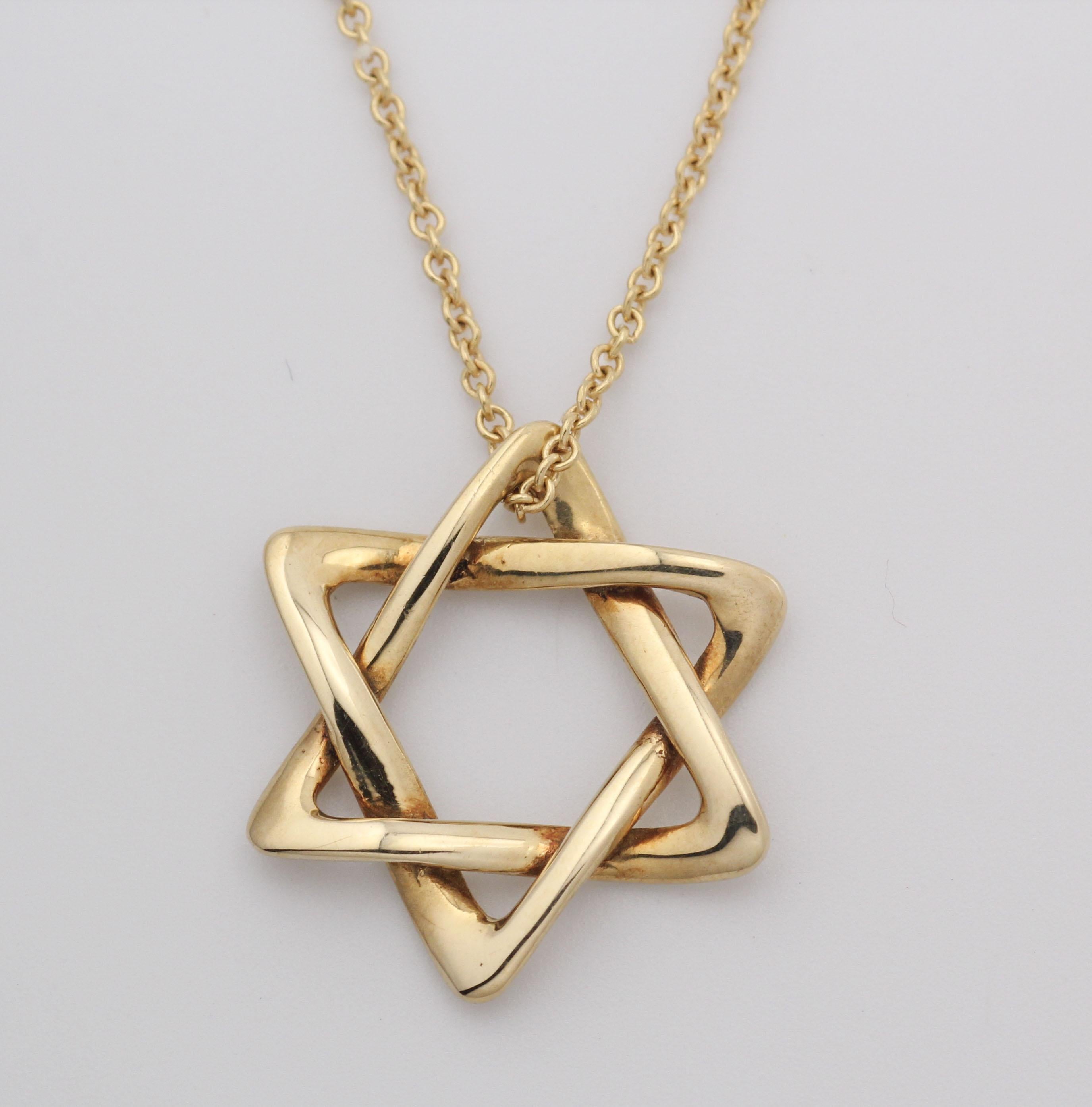 Présentation de la collection Tiffany & Co. Elsa Peretti Star of David Large 18k Yellow Gold Pendant Necklace, un magnifique symbole de foi, d'art et de luxe. Ce bijou exquis est un véritable chef-d'œuvre qui capture l'essence d'un design intemporel