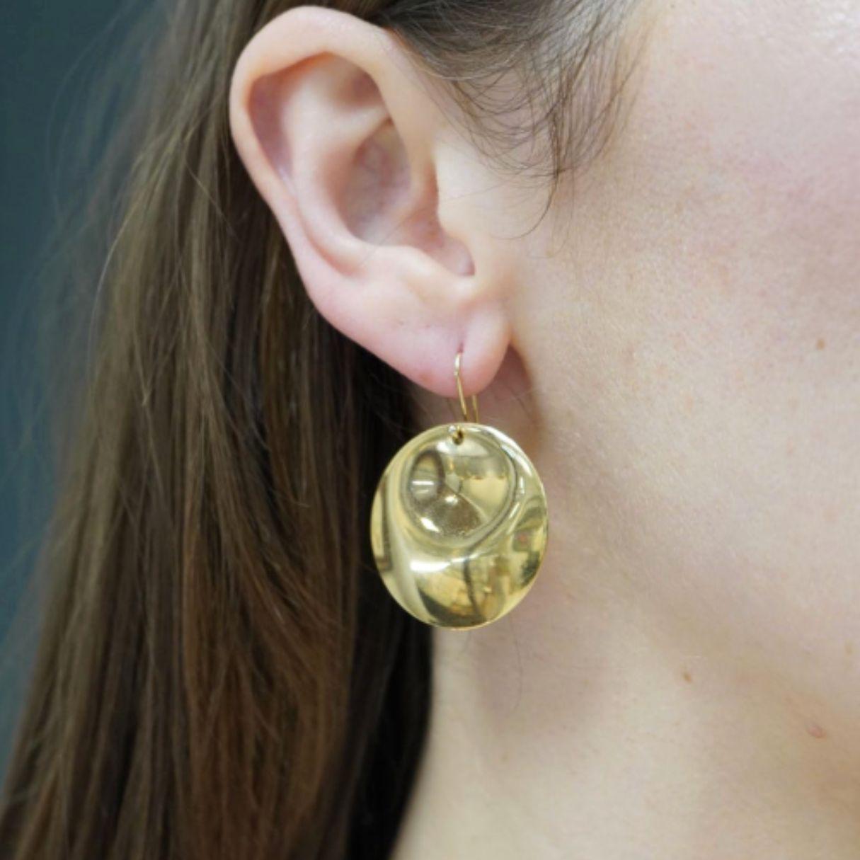 Ein Paar kultige runde Ohrringe von Tiffany & Co. by Elsa Peretti aus 18 Karat Gold.
Als größere Version (30 mm gegenüber 24 mm) der zeitgenössischen runden Ohrringe ist dieses Vintage-Paar kräftiger. Tiffany & Co. stellen diese Größe nicht mehr